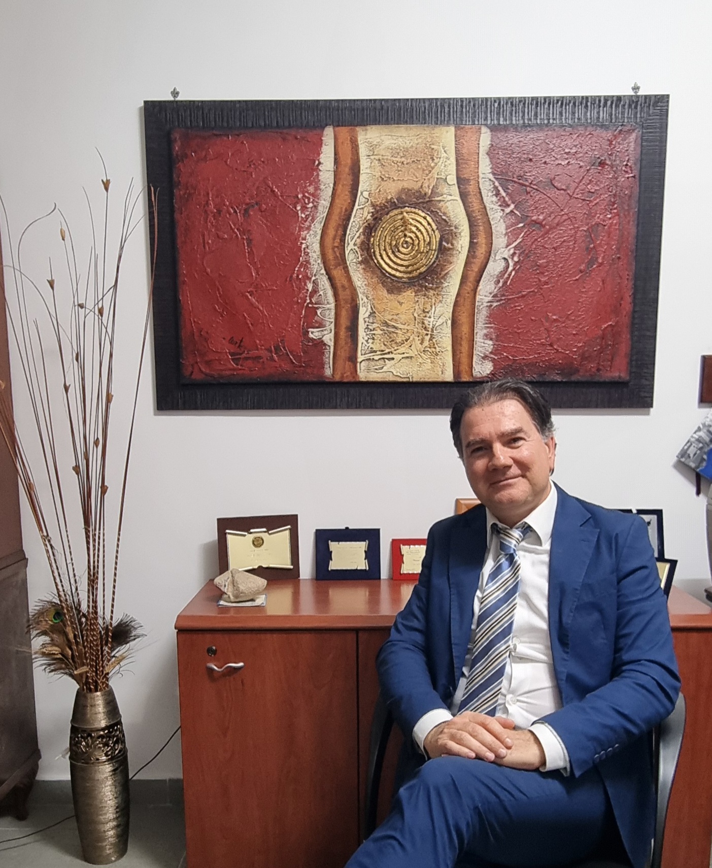Avvocato Giovanni Forte nel suo studio legale a Napoli